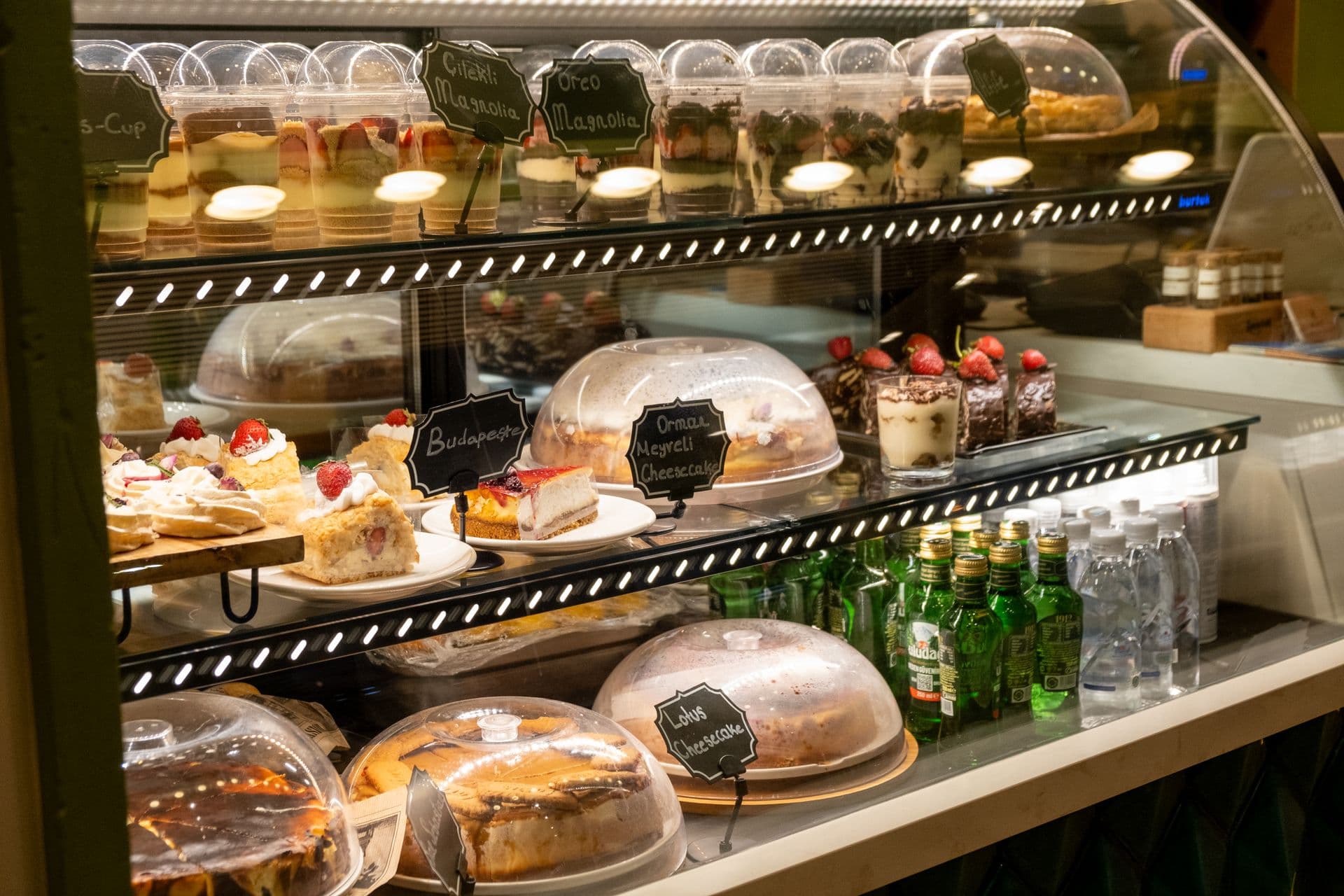Cake, the goods Ha Long supplies